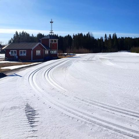 Snow and ice are slowly dissappearing, but that doesn't mean the fun is over. Close to Värmlandsgården in Filipstad, Kalhyttan, the cross-country tracks are still open.

#crosscountryskiing #snowinspring #transition #activelifestyle #sweden #schweden #exploresweden #visitsweden #visitvarmland #visithagfors #hiddengem #outdoor #outdoorlife #cabin #stuga #canoecamping #nature #naturelover #intothewild #wildcamping #bestkeptsecretofsweden #Värmlandsgården #kalhyttan