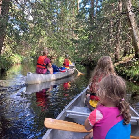 Family teamwork 

#canoetrip #familytour #landcrossing  #nature #slowtravel #visithagfors #visitvärmland #visitsweden